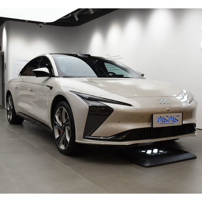 リチウム鉄リン酸電池の電動車ZhijiIM L7の車輪に